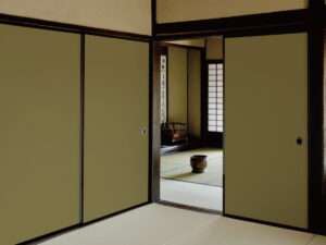 自分でできる襖（ふすま）リメイク！黄海松茶の襖紙でモダンな和室に