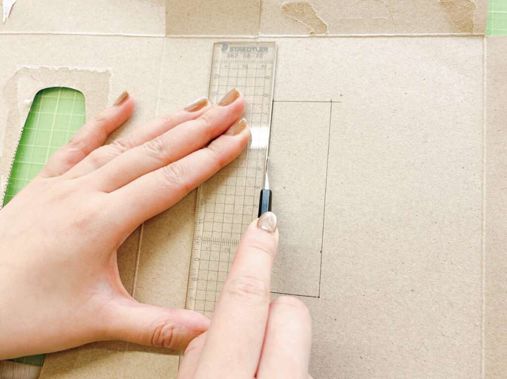余ったふすま用リメイクシールで作る、かんたんしおり作り。厚紙をカットする。