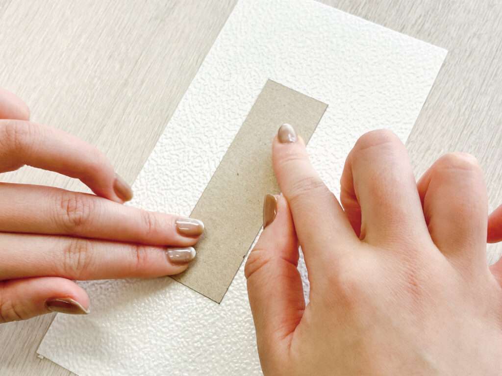 余ったふすま用リメイクシールで作る、かんたんしおり作り。厚紙に余ったふすま用リメイクシールを貼る。