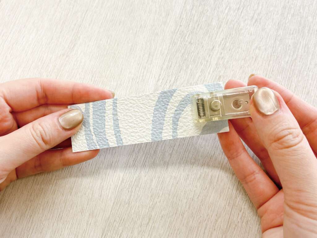 余ったふすま用リメイクシールで作る、かんたんしおり作り。穴あけパンチで穴を開ける。