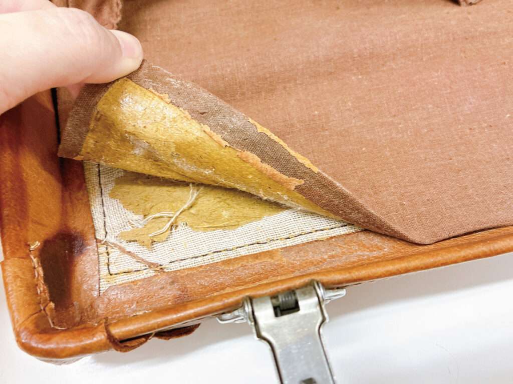 素人が革トランクの内布を張り替え！上蓋側の内布も端から少しずつはがす