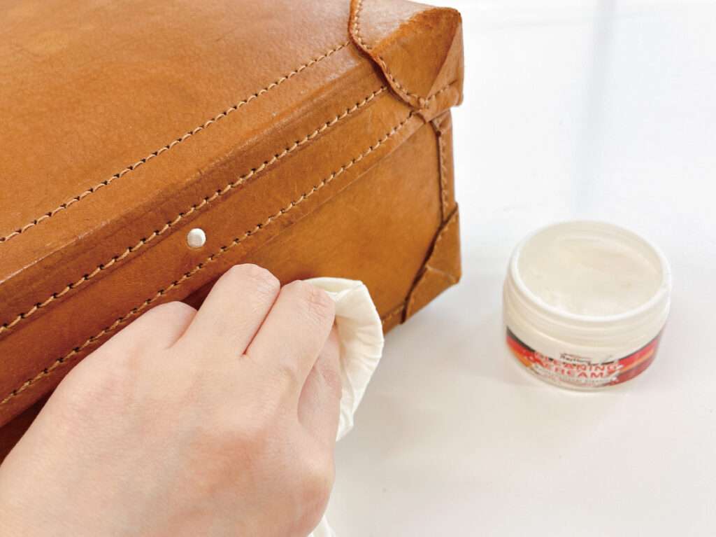 素人が革トランクの内布を張り替え！外側を革用のクリーナーで磨く