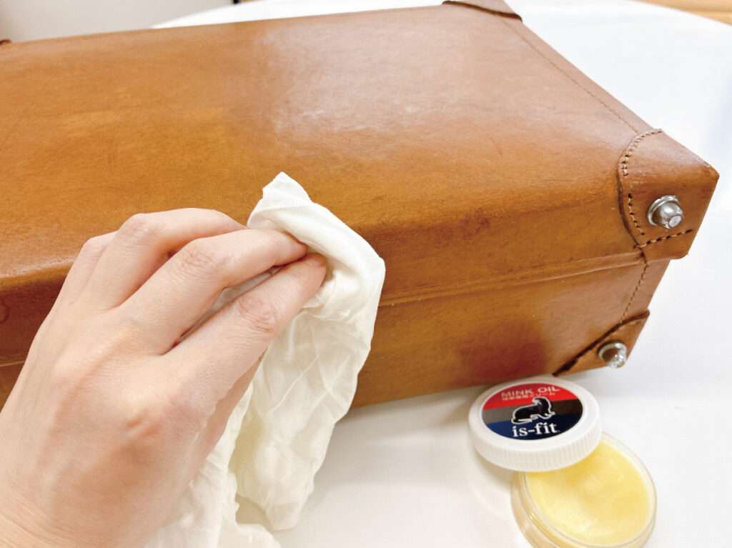 素人が革トランクの内布を張り替え！外側をミンクオイルで磨く