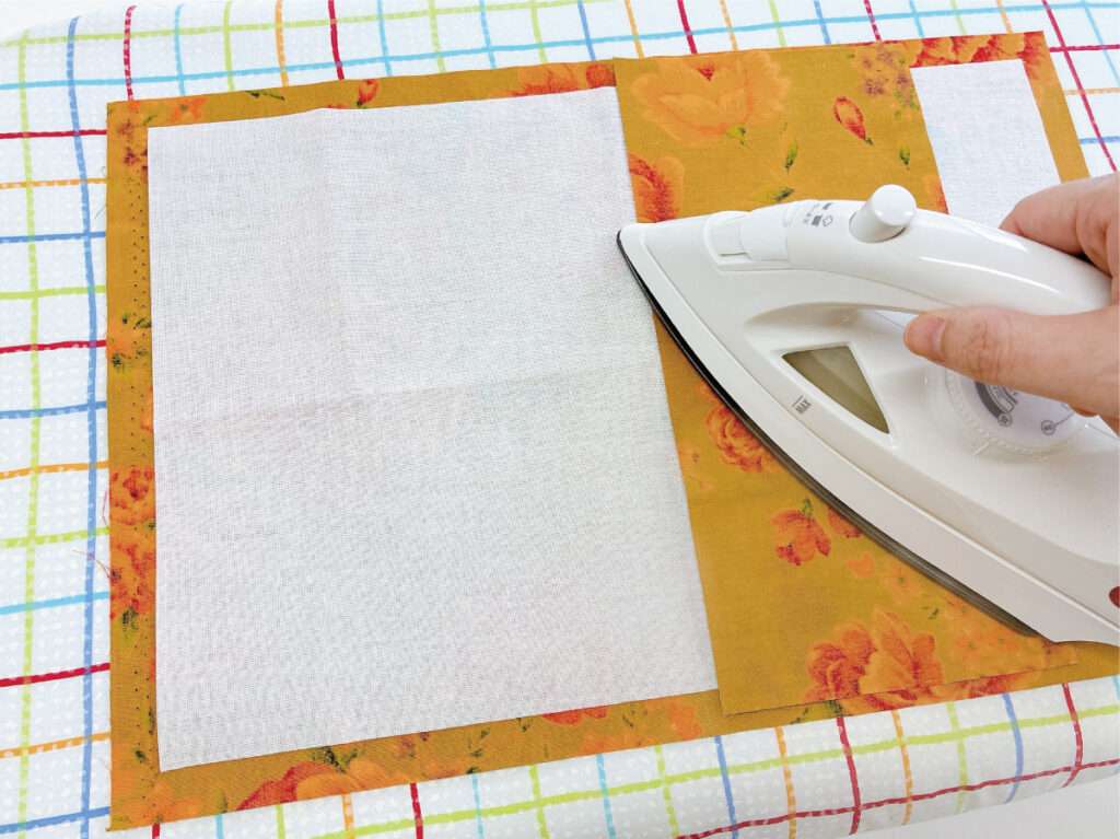 素人が革トランクの内布を張り替え！上蓋側の布に接着芯を貼り付ける