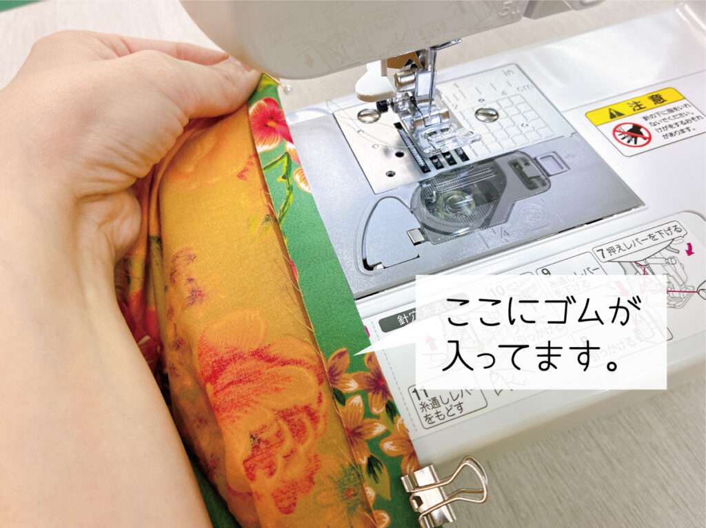 素人が革トランクの内布を張り替え！ポケットのギャザーのゴムをひっぱりながらミシンで縫う