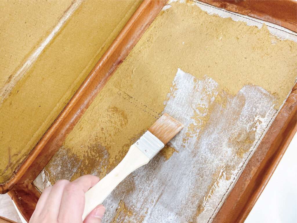 素人が革トランクの内布を張り替え！トランク側に木工用ボンドを塗布