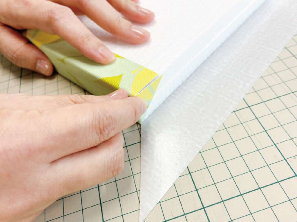 発泡スチロールと壁紙で作るアートパネル・切り取ったベロ部分を側面に巻き込む