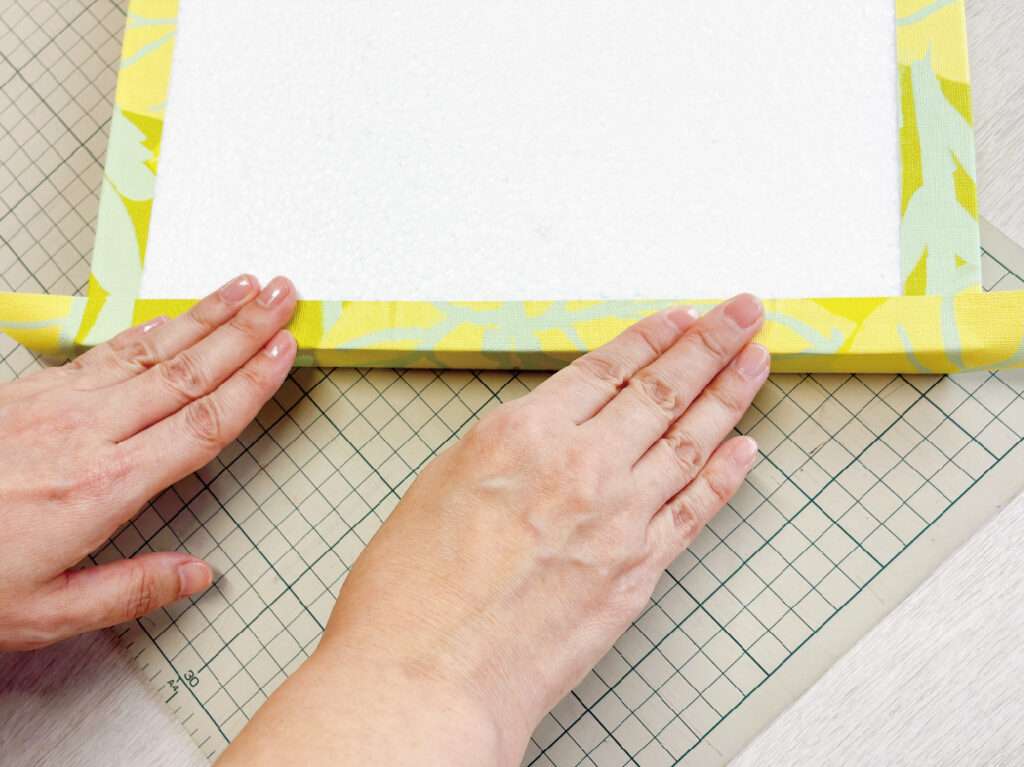 発泡スチロールと壁紙で作るアートパネル・裏面に壁紙を巻き込み、しっかりと貼り合わせる